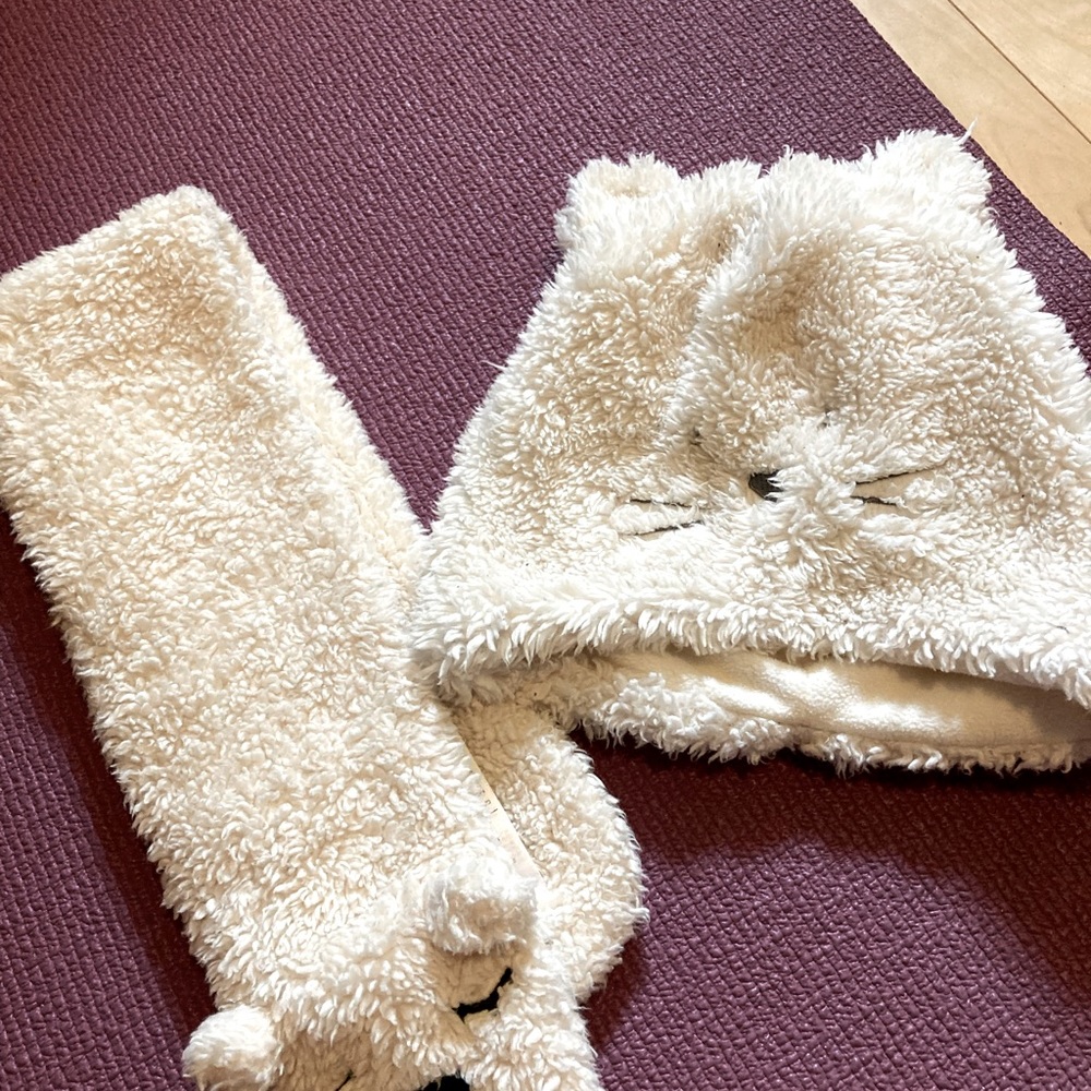 Super soft and adorable Baby Gap hat and scarf set